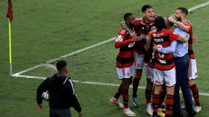 Flamengo vence Bragantino e entra na briga pelo título do Brasileiro