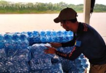 Mais de 350 famílias ribeirinhas são atendidas com distribuição de água mineral pela Defesa Civil Municipal