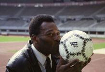 Pelé recebe homenagens do mundo do futebol um ano após sua morte