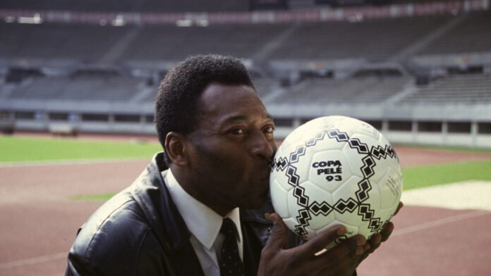 Pelé recebe homenagens do mundo do futebol um ano após sua morte