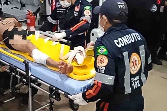 Jovem é alvejado a tiros por dupla em moto na zona leste