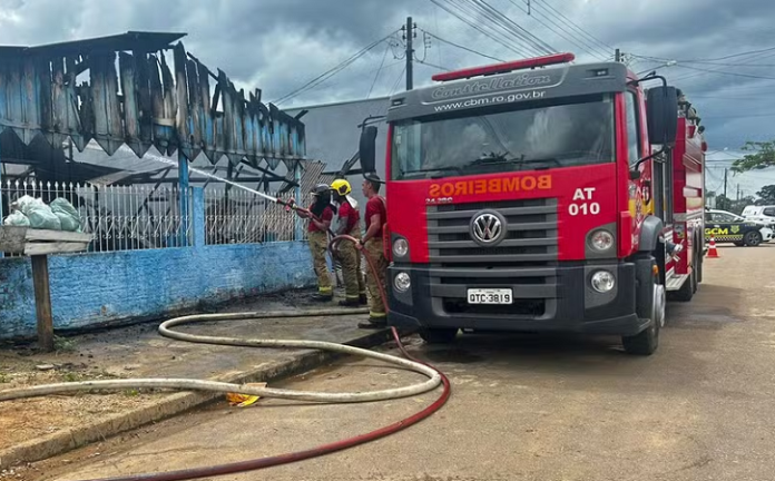 Crianças morrem carbonizadas durante incêndio em residência em Ariquemes, RO