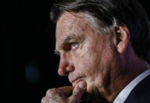 Jair Bolsonaro nega que Carlos tenha pedido informações para Abin