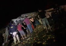 Batida entre caminhão e ônibus de turismo deixa 25 pessoas mortas e cinco feridas no norte da Bahia