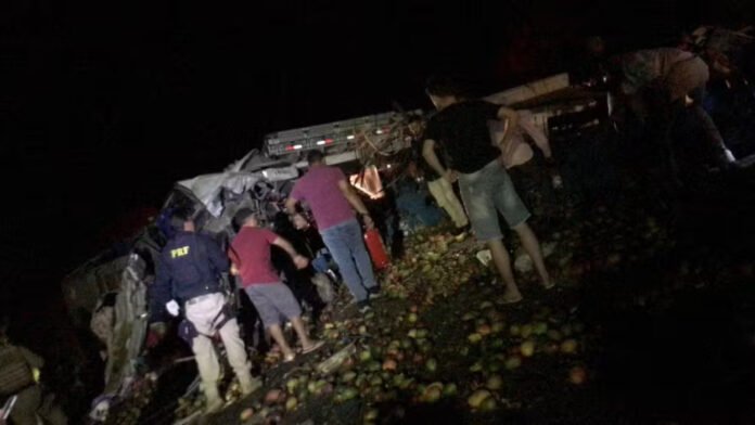 Batida entre caminhão e ônibus de turismo deixa 25 pessoas mortas e cinco feridas no norte da Bahia