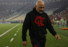 Fábio Santos diz que Sampaoli era insuportável: ‘Não dava bom dia’