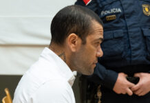 Daniel Alves sustenta que jovem o seguiu ao banheiro e fez sexo consensual