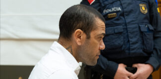 Daniel Alves sustenta que jovem o seguiu ao banheiro e fez sexo consensual