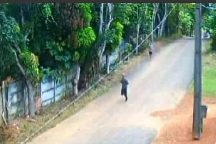 Adolescentes de 15 e 16 anos são atacados a tiros por ocupantes de carro