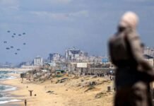 Palestinos se afogam tentando pegar ajuda aérea que caiu no mar de Gaza