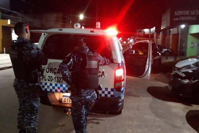 Bando é preso com drogas em boca de fumo após roubo de celular