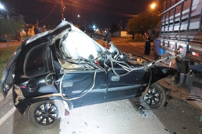 Motorista é socorrido em estado grave após colisão em caminhonete