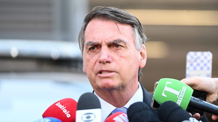 Bolsonaro tem infecção controlada e deve receber alta nesta sexta-feira