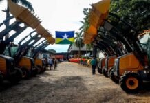Governo de Rondônia entrega equipamentos agrícolas e de infraestrutura para diversas prefeituras