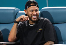 Neymar em jogo do Flamengo tem ‘flerte’, pé no chão e encanto com torcida