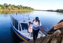 Rio baixo e barranco alto tornam ainda mais desafiador o trabalho dos profissionais a bordo da embarcação