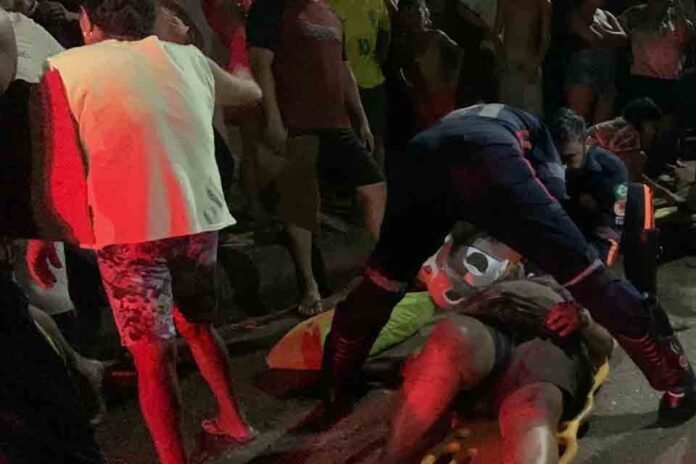 Carro desgovernado atropela três pessoas e motorista foge na zona sul