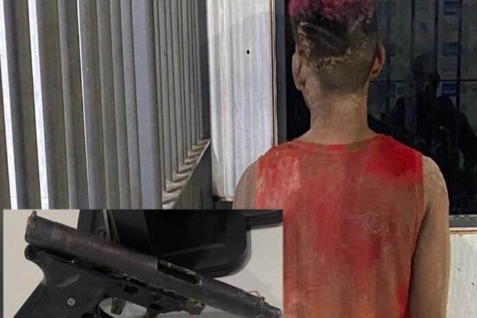 Homem é desarmado por casal durante roubo e leva uma surra da população
