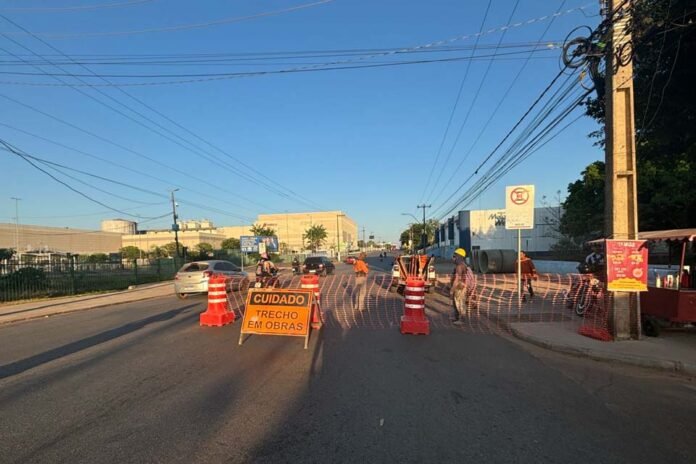 Trecho da Avenida Calama próximo ao Porto Velho Shopping está interditado para obra de drenagem