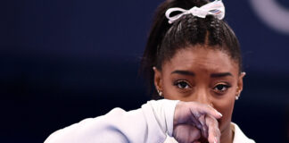 Mãe biológica de Simone Biles implora por perdão após abandono
