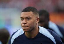 ‘É fácil jogar com ele’, diz Mbappé sobre Vini Jr. após estreia no Real