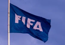Se dentro de campo Vozinha parou a Espanha, fora dos gramados conquistou uma multidão de brasileiros. O goleiro de Cabo Verde ultrapassou a marca de 1,6 milhão de seguidores no Instagram após uma campanha organizada pela CazéTV durante a transmissão da estreia de sua seleção na Copa do Mundo. O jogador foi o grande destaque do empate sem gols entre Cabo Verde e Espanha nesta segunda-feira (15), com uma sequência de defesas que impediram a vitória da seleção europeia. Durante a transmissão, os comentaristas da CazéTV passaram a incentivar o público a seguir o perfil oficial do jogador, que tinha 48 mil seguidores antes do início da partida. A mobilização ganhou força nas redes sociais e teve efeito imediato. Ainda durante o jogo, o número de seguidores disparou e chegou a mais 1 milhão, impulsionado por brasileiros que passaram a comentar e compartilhar as publicações do goleiro. No perfil, torcedores deixaram mensagens de apoio e elogios ao desempenho do atleta. Personalidades brasileiras também entraram na corrente e interagiram com as publicações. “Vozinha! Incrível! Que jogo!”, disse Michel Teló. “Grande partida contra a Espanha. Fechou tudo. Vozinha ganhou do Lobo. Nesse caso empate é vitória, sim. Parabéns!”, comentou Chico César. Os surfistas Gabriel Medina e Pedro Scooby também elogiaram a atuação do goleiro na publicação mais recente do atleta. Conhecido como uma das principais referências do futebol cabo-verdiano, Josimar José Évora Dias, o Vozinha, completou 40 anos no início de junho e soma 90 partidas pela seleção do país. Atualmente, o goleiro defende o GD Chaves, de Portugal.