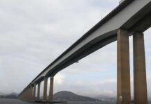 Navio que bateu na Ponte Rio-Niterói em 2022 deixa Rio de Janeiro