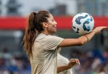 Jogadora do Milan, Nadia Nadim, costura a própria perna após se lesionar