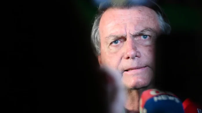 Governo Lula tenta retirar assessores de Bolsonaro que seguem em apartamentos oficiais