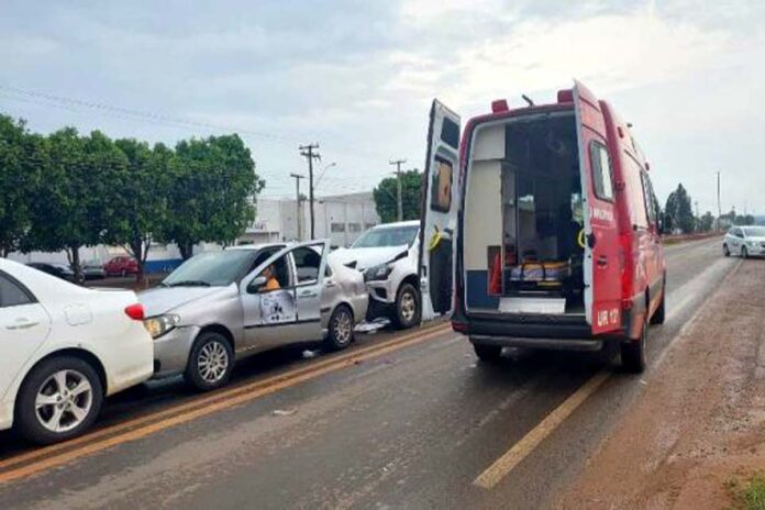 Crianaça é levada ao hospital após acidente envolvendo cinco carros