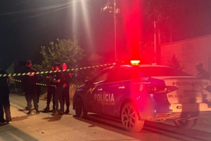 Oito pessoas morreram a tiros e cinco foram baleadas nas últimas horas