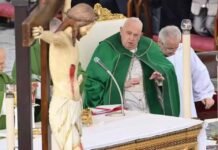 Papa Francisco tem leve melhora, mas segue em estado crítico, diz Vaticano