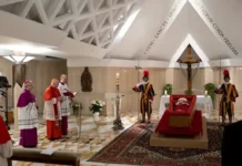 Vaticano divulga primeiras imagens do Papa no caixão; veja