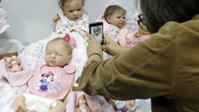 Ex-casal disputa guarda de bebê reborn com rede social (e lucro)