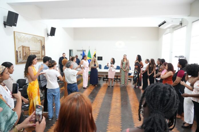 Prefeitura de Porto Velho promove evento que reúne mulheres em reconhecimento à profissão de trancista