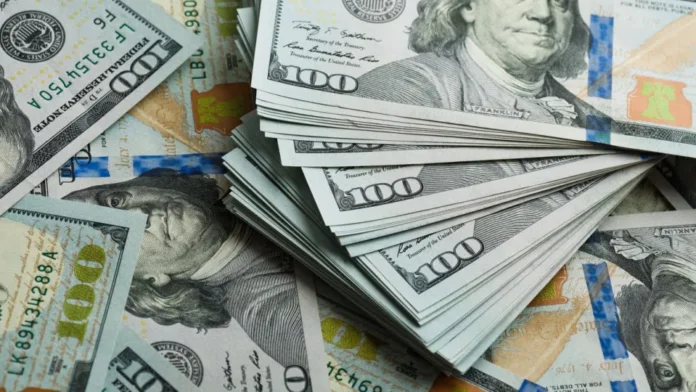 Dólar sobe por exterior e de olho em negociação de tarifas entre Brasil e EUA