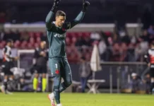 Vasco divulga exame que mostra contusão em Léo Jardim, expulso por cera
