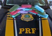 PRF apreende aproximadamente 16 kg de cocaína em carro batido