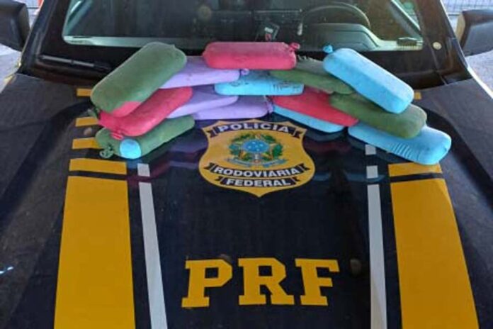 PRF apreende aproximadamente 16 kg de cocaína em carro batido