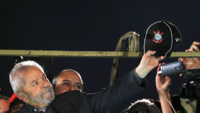 Lula defende Abel, faz pedido a Neto e diz que Corinthians está uma baderna