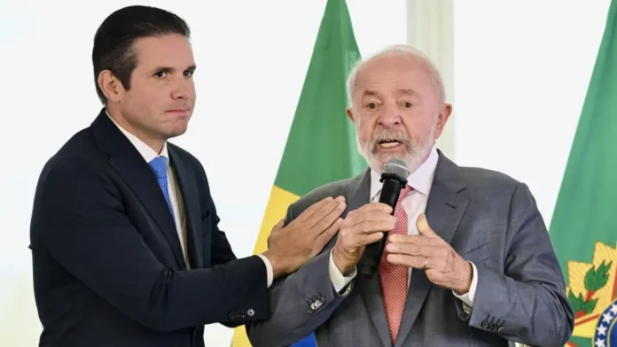 Câmara aprova urgência de projeto contra adultização sob protestos de bolsonaristas