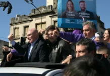 Milei é retirado às pressas de ato de campanha após confusão