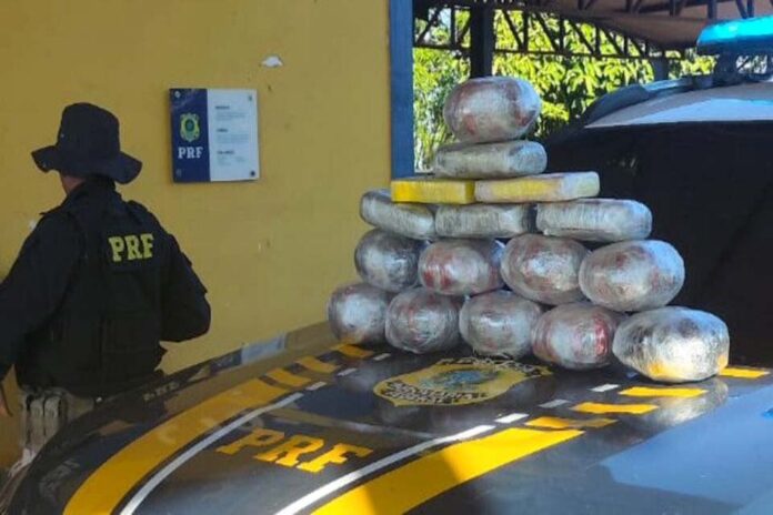 Polícia Rodoviária Federal apreende 16 kg de drogas durante abordagem em táxi