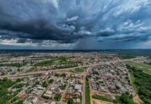 Chuva e trovoadas atingem a Região Norte nesta sexta-feira Nuvens carregadas e escuras sobre uma cidade, indicando a chegada de chuvas e instabilidade na Região Norte.