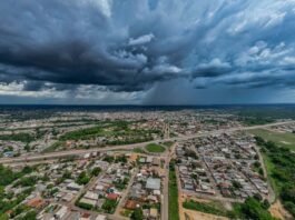 Nuvens carregadas e escuras sobre uma cidade, indicando a chegada de chuvas e instabilidade na Região Norte.