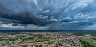 Chuva e trovoadas atingem a Região Norte nesta sexta-feira Nuvens carregadas e escuras sobre uma cidade, indicando a chegada de chuvas e instabilidade na Região Norte.