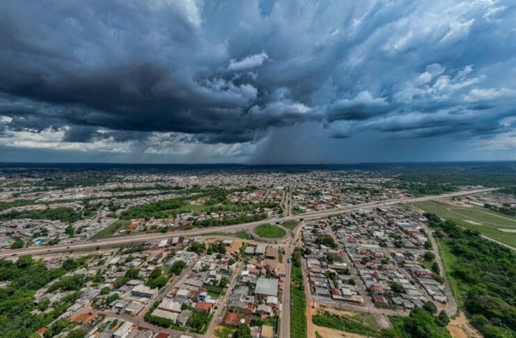Nuvens carregadas e escuras sobre uma cidade, indicando a chegada de chuvas e instabilidade na Região Norte.