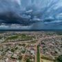 Nuvens carregadas e escuras sobre uma cidade, indicando a chegada de chuvas e instabilidade na Região Norte.