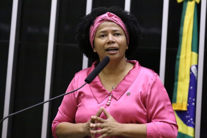 Deputada Sílvia Cristina reforça que a prevenção contra o câncer de mama deve ser o ano todo