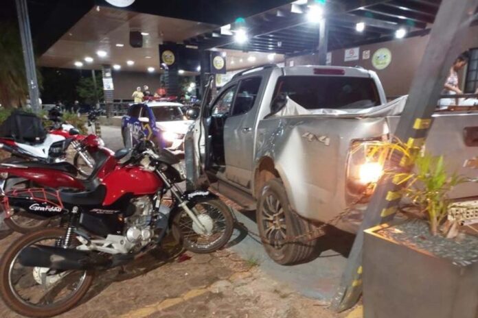 Polícia Militar recupera caminhonete roubada e conduz dois envolvidos